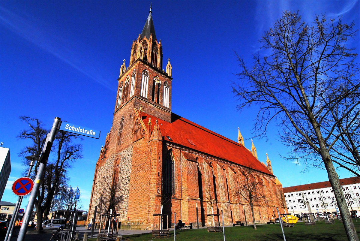 Die ehemalige St-Marien-Kirche in Neubrandenburg wurde nach ihrer Zerstörung im Zweiten Weltkrieg bis 2001 wieder aufgebaut. Heute zählt die Konzertkirche zu den besten Musikspielstätten der Bundesrepublik. Foto: Marcel Laggai