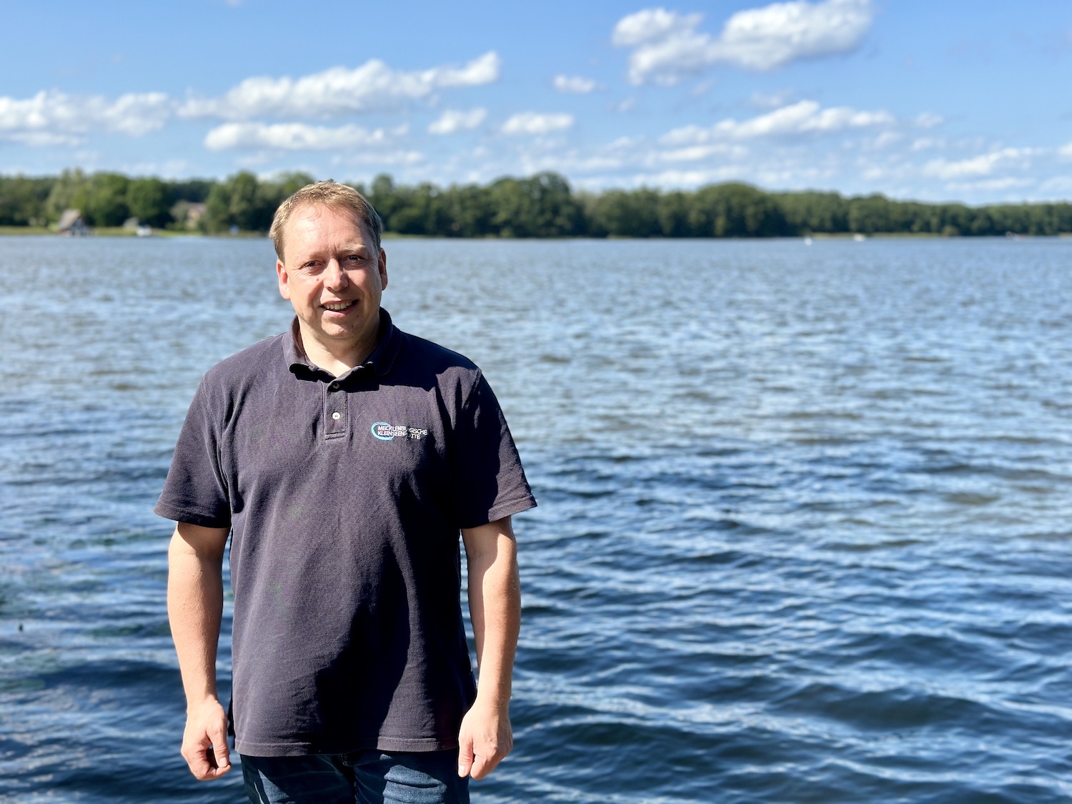 Enrico Hackbart, Geschäftsführer Mecklenburgische Kleinseenplatte Touristik Gmbh, am Mirower See. Foto: Salka